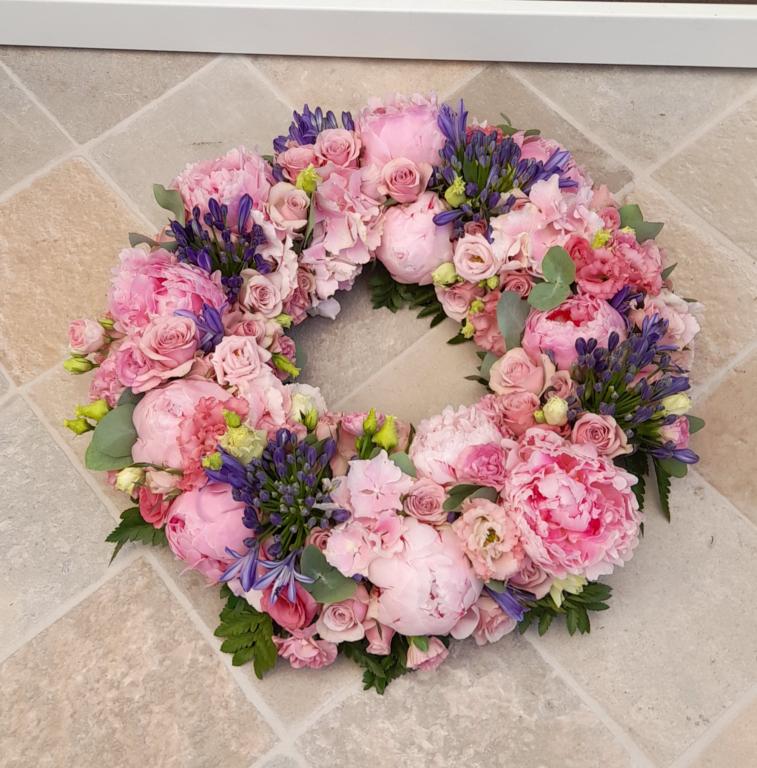 Krans rundpynt. Blomsterpigens farvevalg